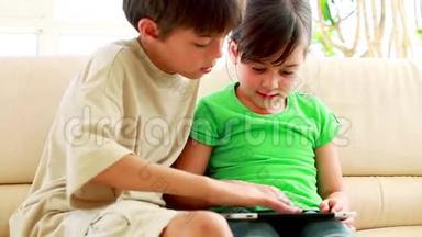 孩子们一起玩平板电脑